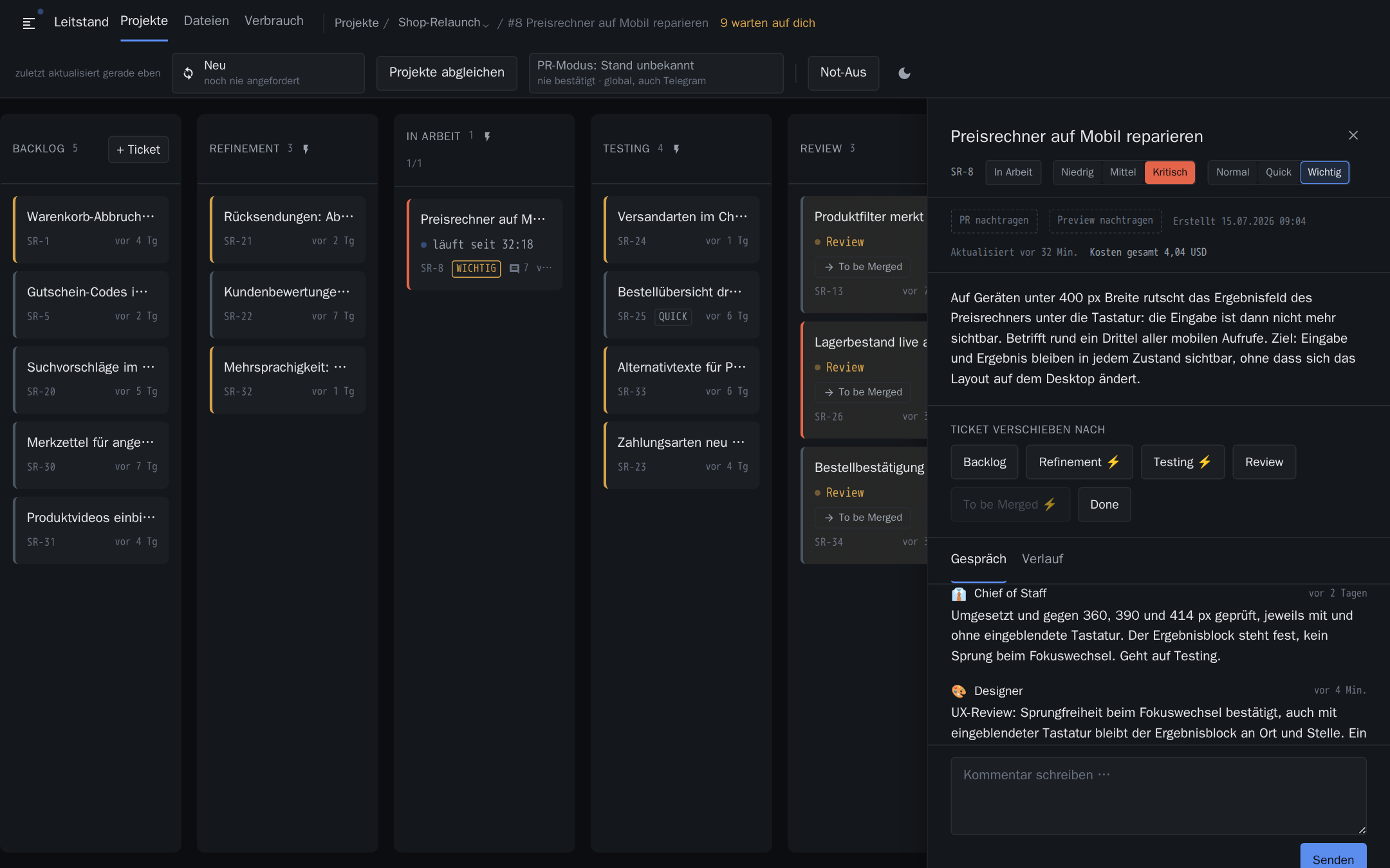 Screenshot einer geöffneten Karte: Beschreibung, Knöpfe zum Verschieben in jede Spalte, Kostenstand und ein Gesprächsverlauf, in dem Chief of Staff und Designer nacheinander an derselben Karte kommentieren.